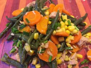 Insalata di fagiolini, carote, mais e tonno