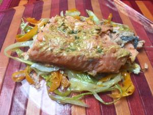 Salmone su julienne di porri e carote