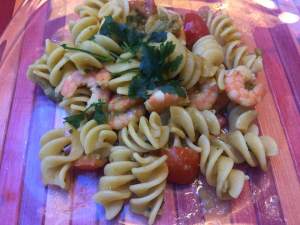 Fusilloni piselli, gamberetti e pomodorini