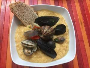 Vellutata di ceci con sautè di cozze e vongole