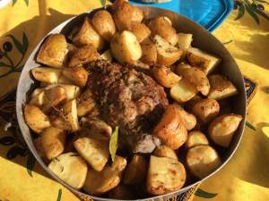 Stinco di maiale al forno con patate