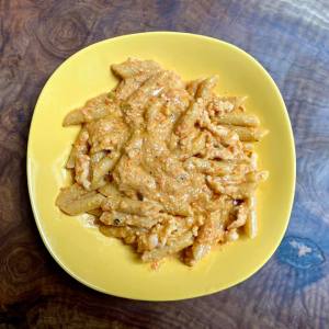 Penne rigate al pesto di paprika e scampi marinati