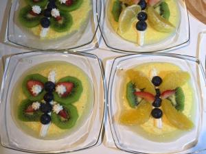 Farfalle di frutta su crema inglese