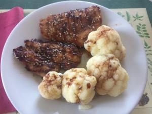 Pollo in salsa di soia con cavolfiore al vapore