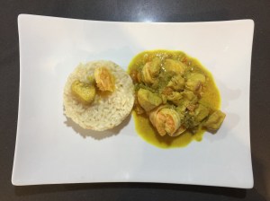 Pollo e gamberi al curry con riso