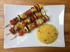 Spiedini rustici con riso allo zafferano