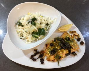 Salmone croccante con insalata di noodles