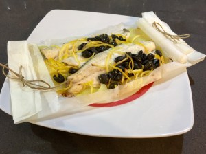 Branzino al cartoccio con limone e olive