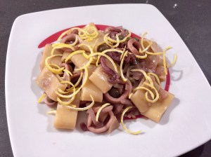 Calamarata con calamari, capperi e limone