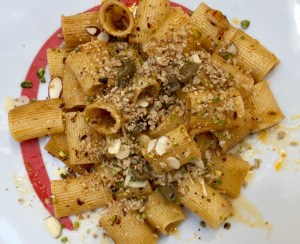 Mezze maniche con pesto forte