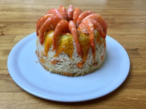 Anello di riso con cuore di mozzarella e gamberi