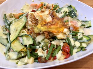 Insalata primavera con verdure e formaggi