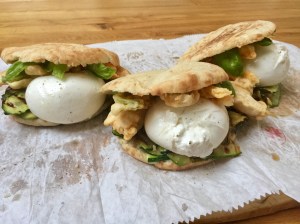 Puccia con burrata e fiori di zucca