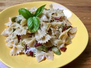 Pasta con asparagi, stracciatella e fiori di zucca