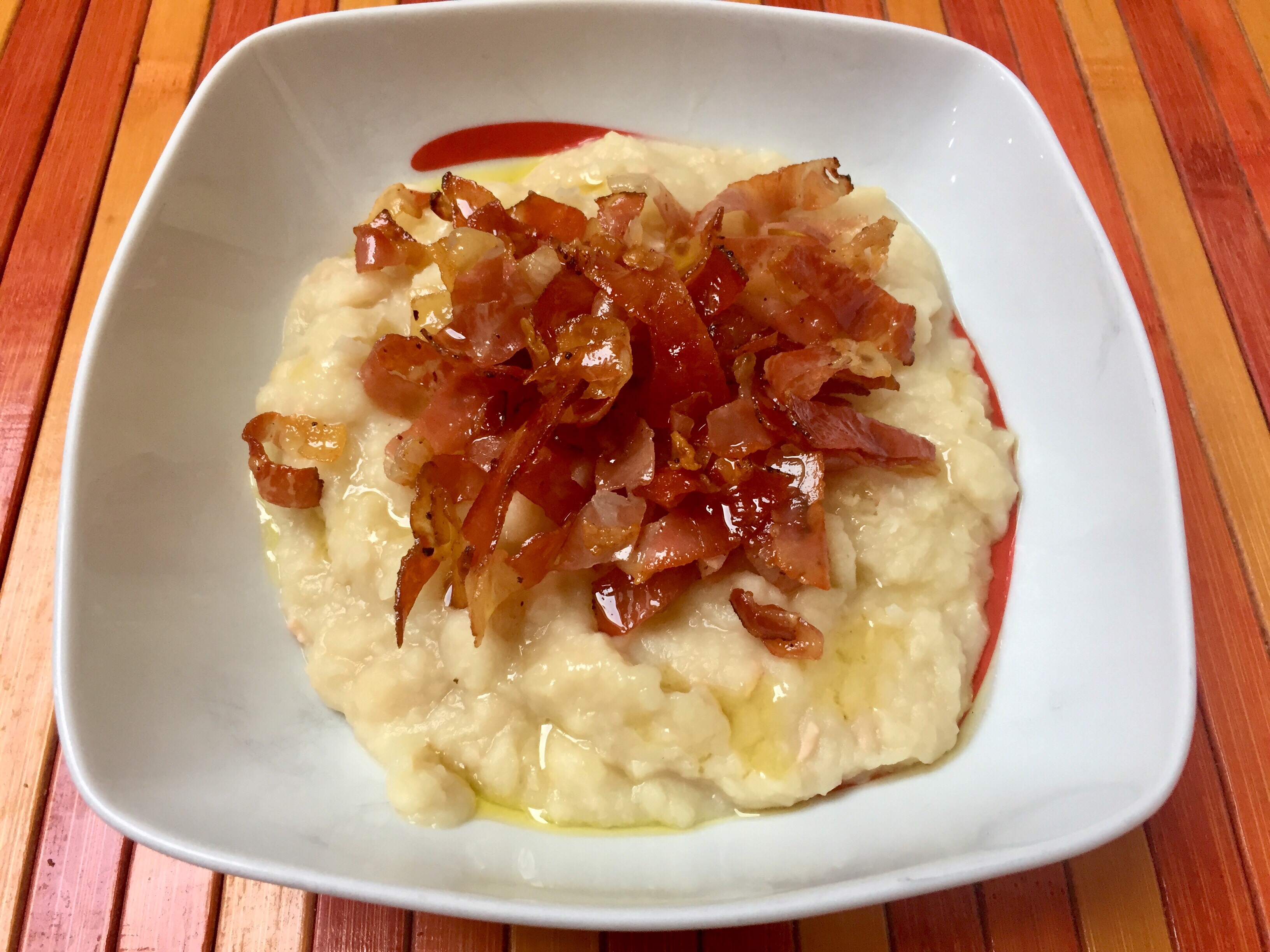 Purè di fagioli con speck croccante