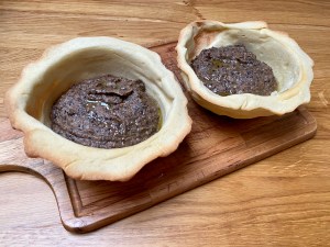 Ciotoline di pane con vellutata di ceci neri