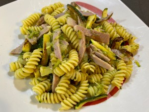 Pasta con prosciutto crudo e zucchine