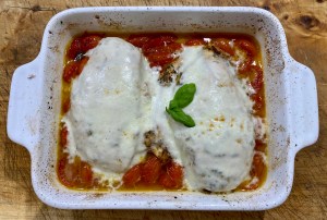Petto di pollo al forno con pomodoro e mozzarella