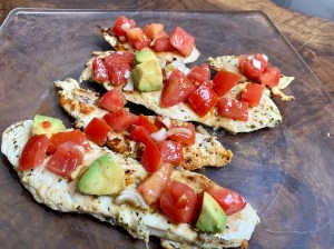 Pollo con pomodori e avocado