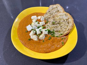 Zuppa di pomodori arrosto e mozzarella