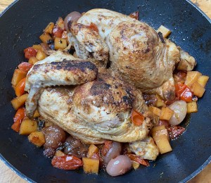 Pollo alla diavola alla birra con patate e cipolline