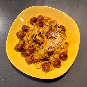 Tagliatelle con polpettine e fiori di zucca