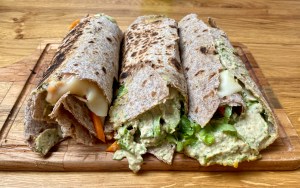 Wrap con hummus piccante e verdure