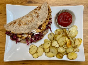 Piadina di grano saraceno con straccetti di pollo e chips al forno