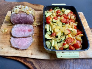 Roast beef agli agrumi con teglia di patate zucchine e pomodorini