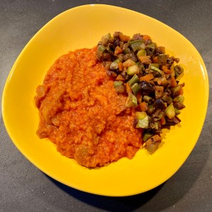 Pappa al pomodoro con primavera di verdurine