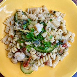 Pasta con coda di rospo, zucchine e pomodori secchi