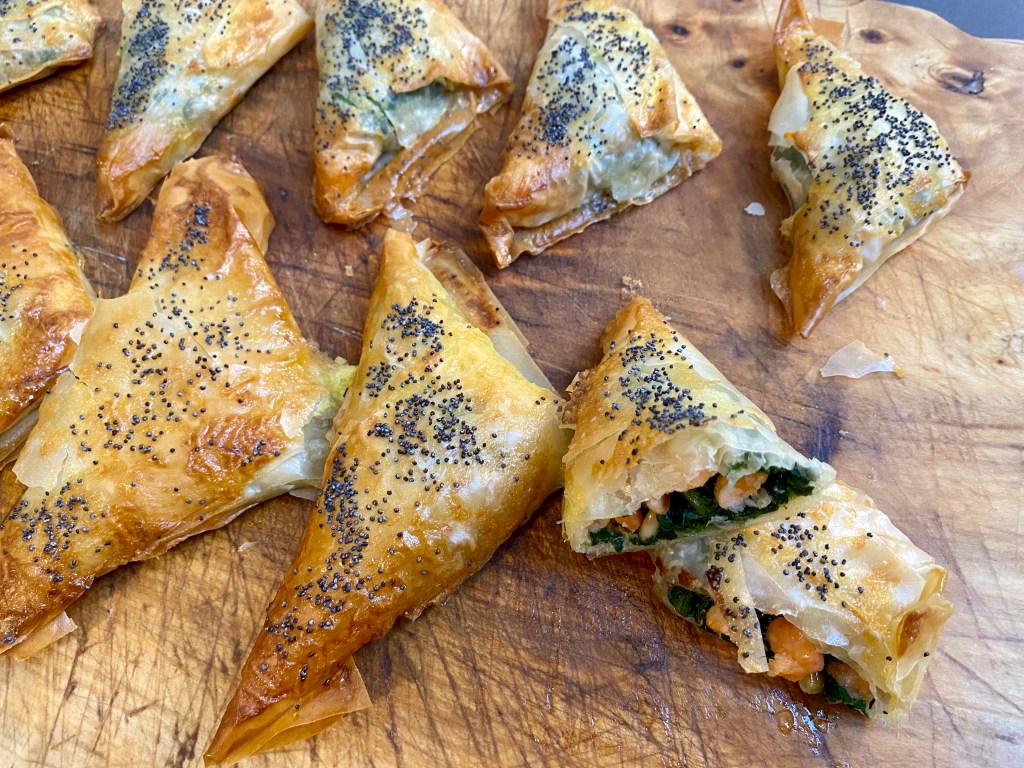 Involtini di pasta fillo con gamberi e spinaci