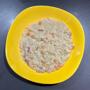Risotto al salmone, crema di robiola e semi di papavero