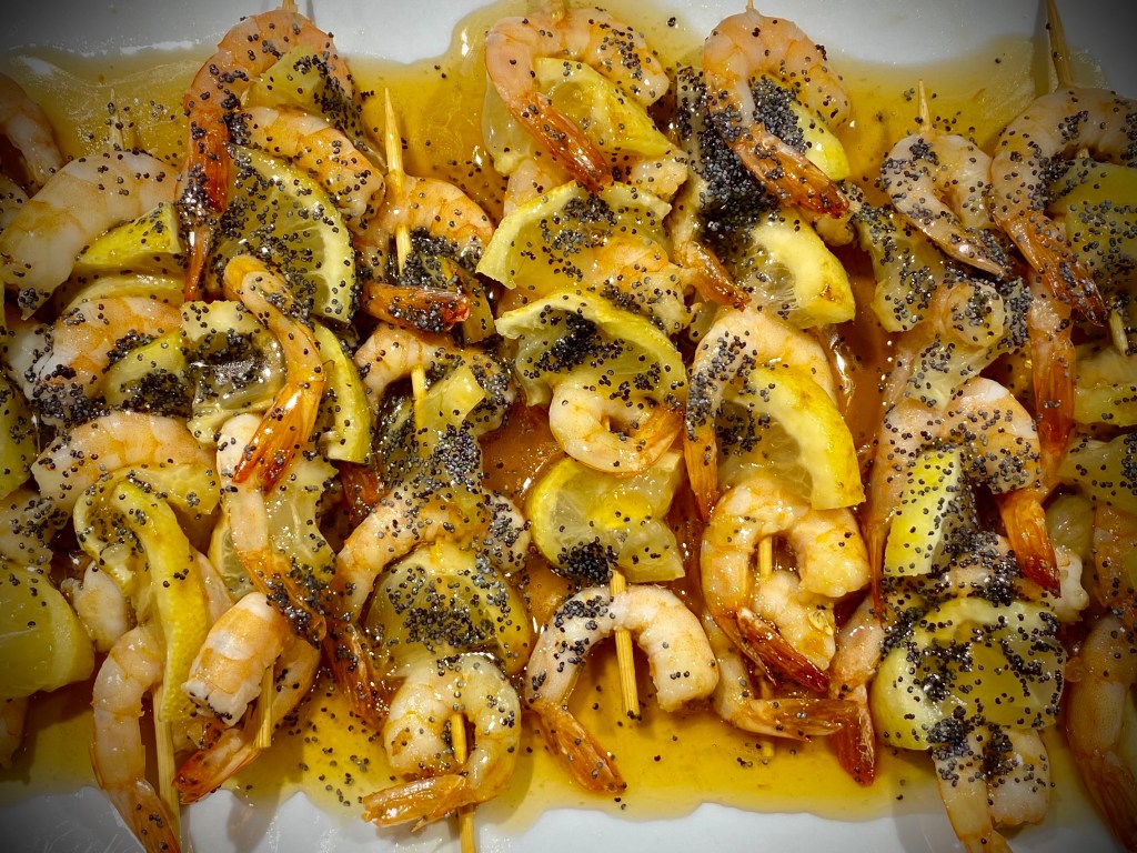 Spiedini di mazzancolle al limone, miele e semi di papavero