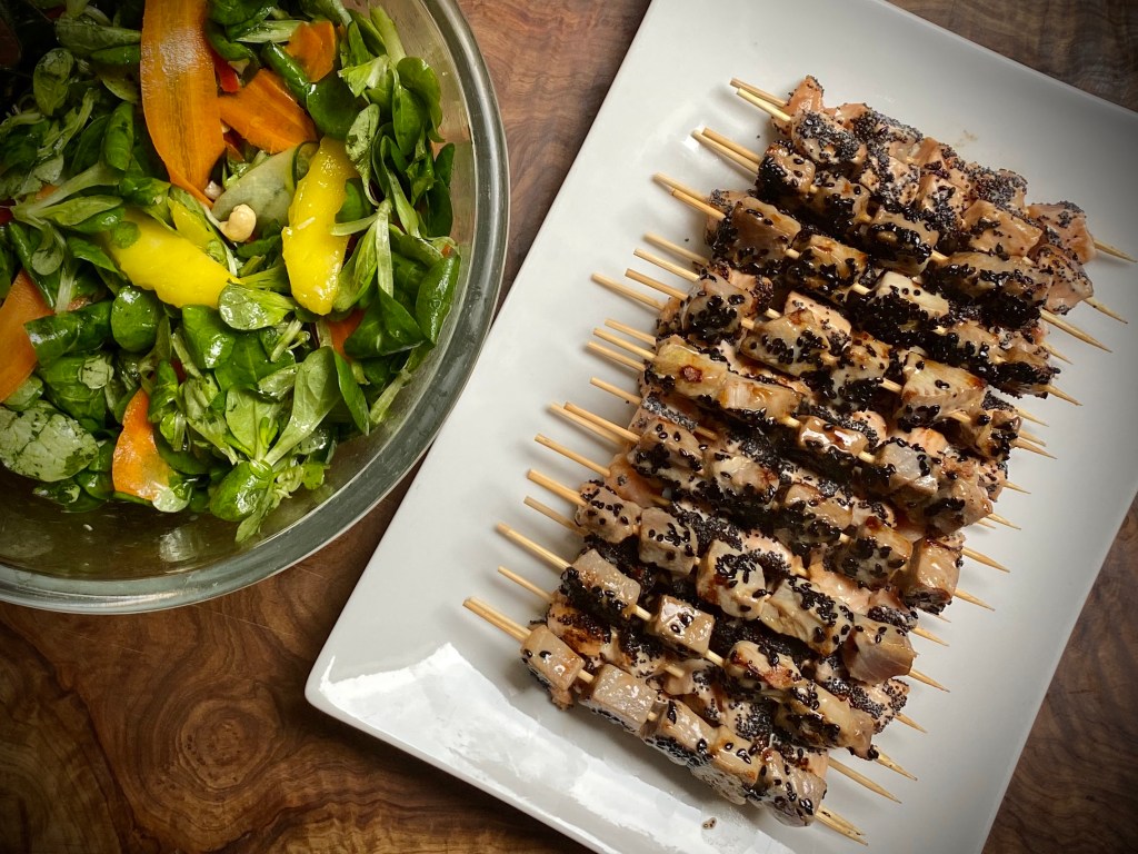 Spiedini di tonno e salmone con insalata thai