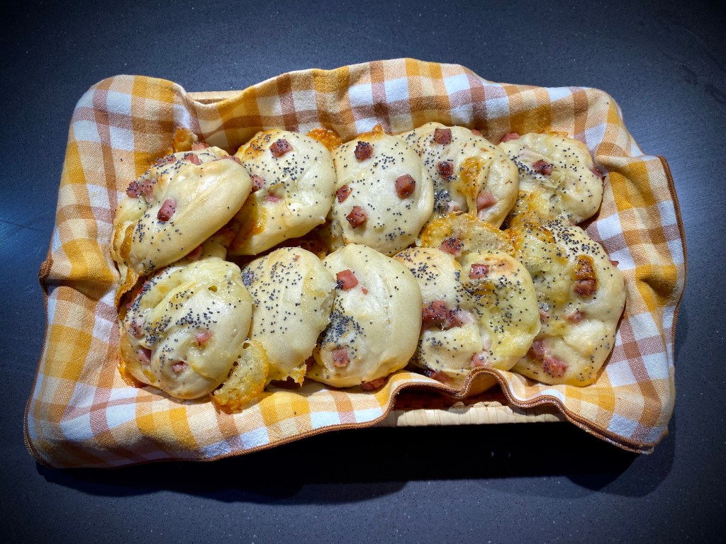 Chiocciole di pane ripiene di cubetti di cotto e fontina