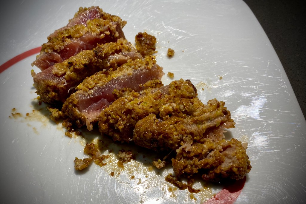 Filetto di tonno in crosta di noci e pistacchi