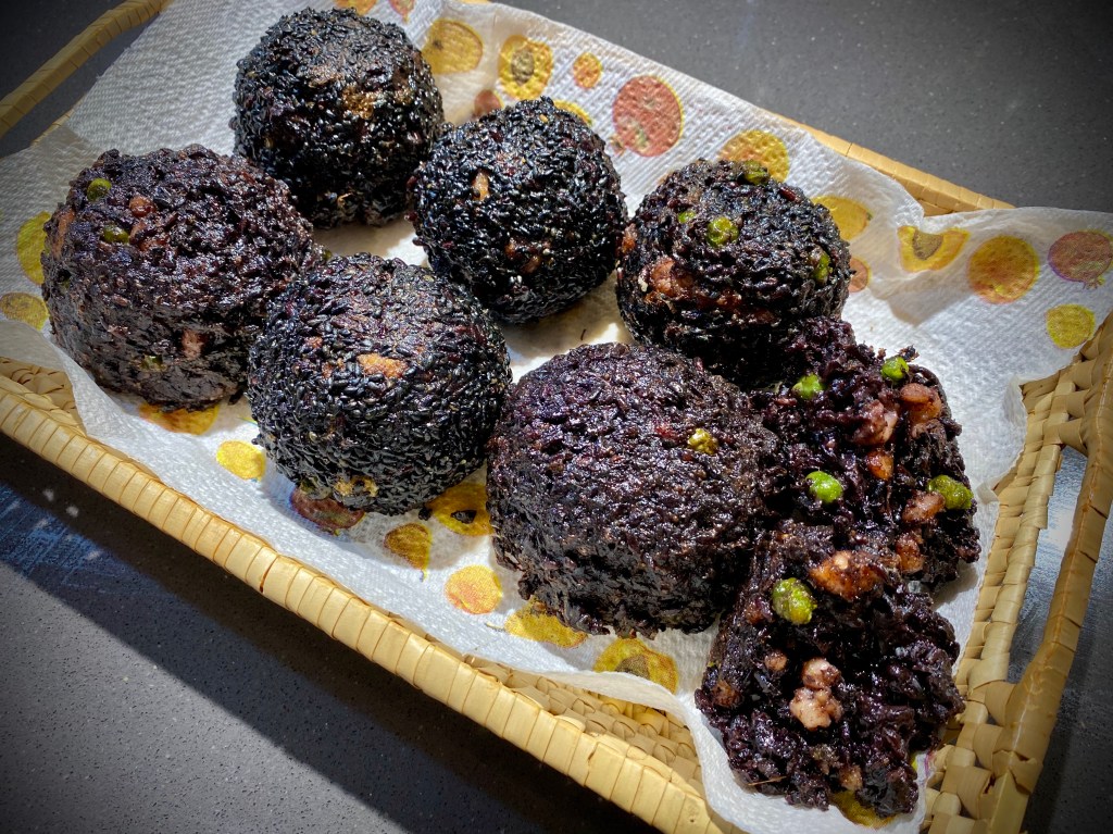 Arancini di riso venere e pesce