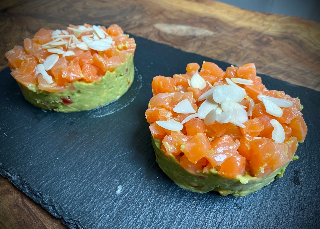 Tartare di salmone con crema di avocado e mandorle tostate