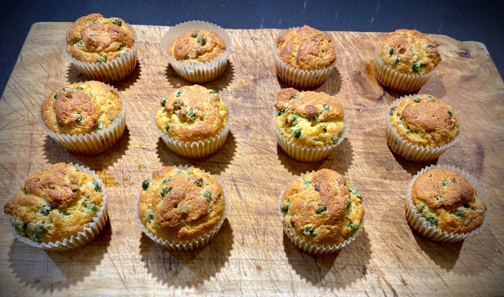 Muffin salati con piselli e prosciutto