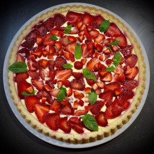 Crostata morbida con crema al cioccolato bianco e fragole