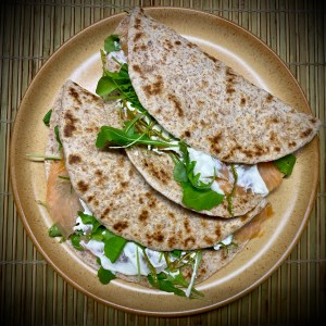 Piadina al salmone con salsa allo yogurt
