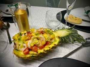 Insalata con gamberi nell'ananas