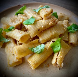 Rigatoni con pesto di pomodori secchi