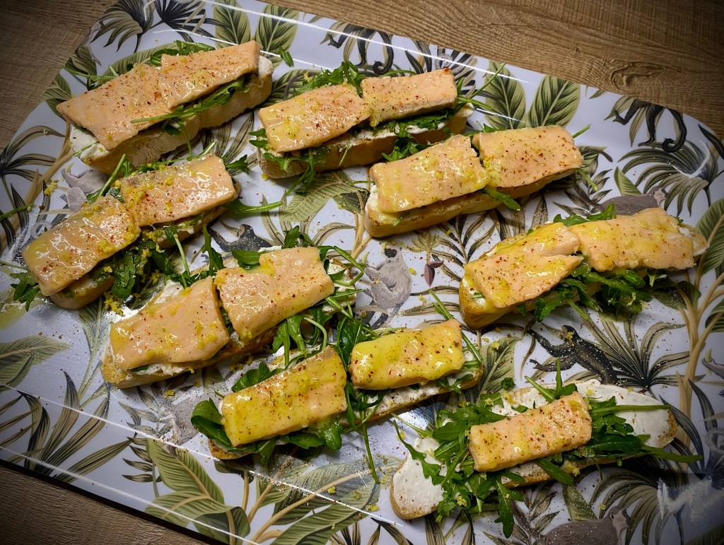 Crostino con salmone marinato