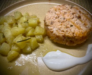 Burger di salmone con maionese senza uova e patate saltate