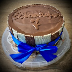 Torta con crema ai wafer alla nocciola