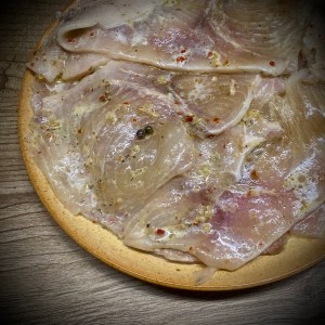 Carpaccio di pesce spada al pepe verde e rosa