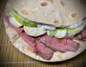 Piadina con roast beef, lattuga e mozzarella