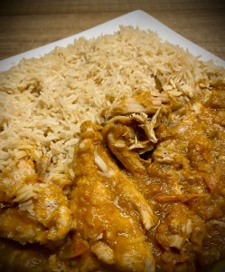 Stufato speziato di pollo e arachidi